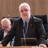 Heiner Garbe, Fraktionschef der AfD, bei einer Sitzung des Stadtrats in Dortmund am Rednerpult.
