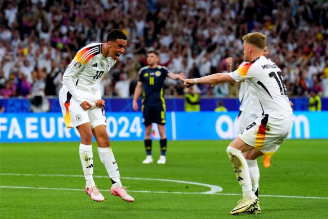 Deutschlands Jamal Musiala feiert sein Tor zum 2:0 im Eröffnungsspiel der EM 2024 gegen Schottland mit Maximilian Mittelstädt.