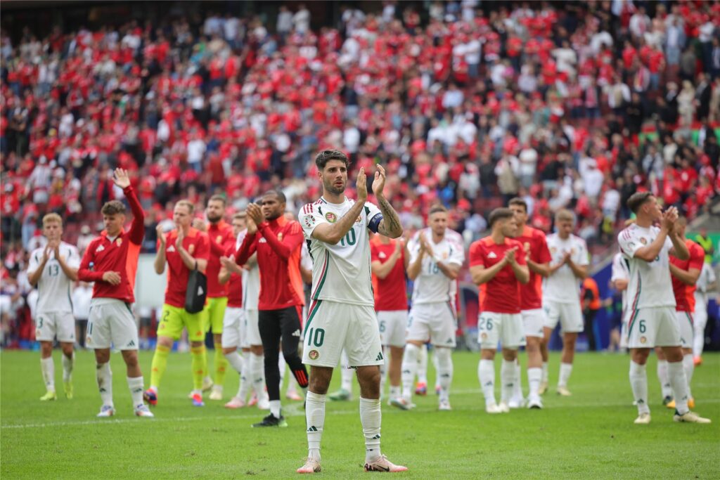 Ungarns Dominik Szoboszlai und seine Mitspieler applaudieren nach dem EM-Spiel gegen die Schweiz vor ihren Fans.