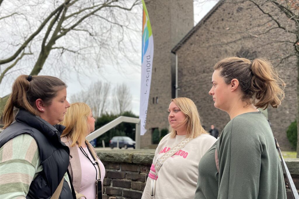 Im Februar waren sie noch sehr genervt, jetzt hellt sich die Lage im Evangelischen Stephanus-Kindergarten auf: Eltern des Elternbeirates hatten sich wegen gefühlt ewiger Notbetreuung in Ickern an unsere Redaktion gewandt. Im Februar waren sie noch sehr genervt, jetzt hellt sich die Lage im Evangelischen Stephanus-Kindergarten auf: Eltern des Elternbeirates hatten sich wegen gefühlt ewiger Notbetreuung in Ickern an unsere Redaktion gewandt.