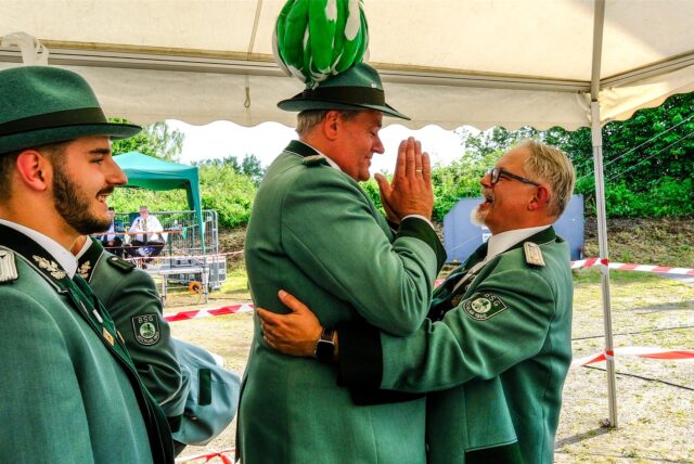 Ingo I. Trinter (r.) wird von seinen Kameraden beglückwünscht, nachdem er den Vogel von der Stange geschossen hat
