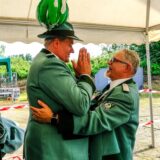 Ingo I. Trinter (r.) wird von seinen Kameraden beglückwünscht, nachdem er den Vogel von der Stange geschossen hat