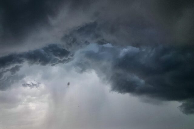 Dunkle Wolken und Regen