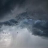 Dunkle Wolken und Regen
