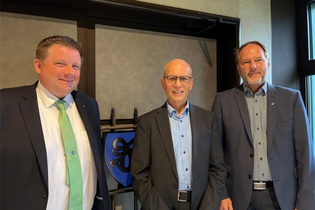 Bürgermeister Andreas Stegemann, Hubert Vornholt, Siegfried Schweigmann im Neuen Rathaus