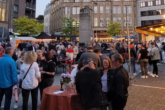 Der Naschmarkt zieht donnerstags schon jetzt viele Besucher an.