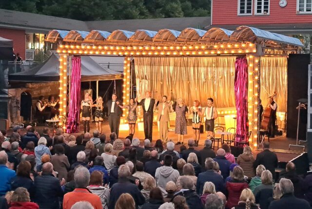 Schlussapplaus und Standing Ovations für Cabaret bei der Premiere am Freitagabend