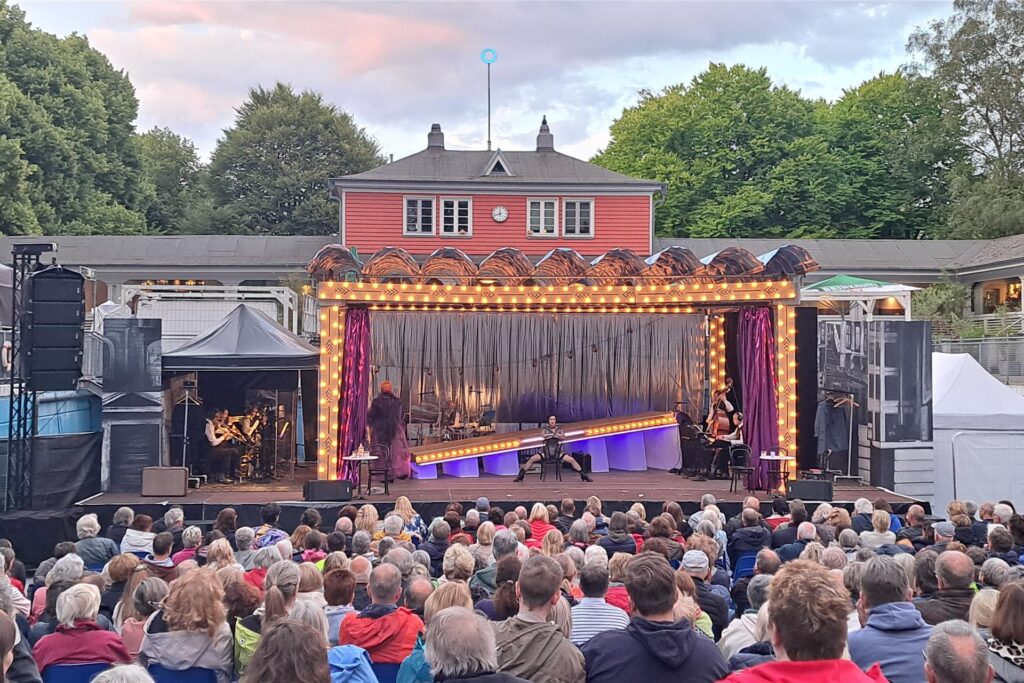 Cabaret bei der Premiere am Freitagabend. Cabaret bei der Premiere am Freitagabend.