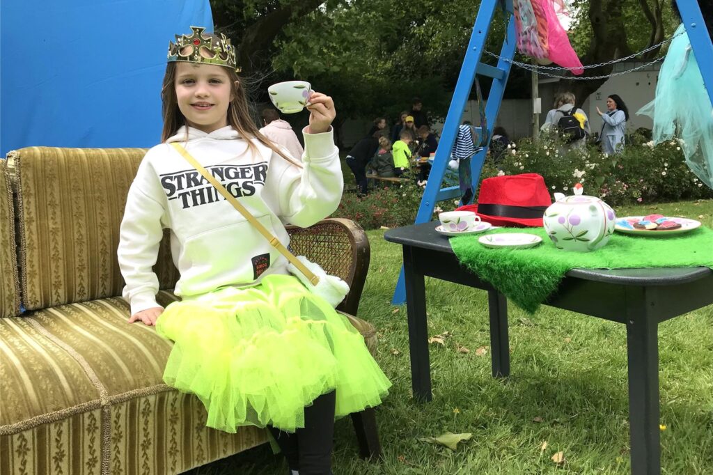 Tilda (8) nutzte das Angebot und verkleidete sich als Königin. Tilda (8) nutzte das Angebot und verkleidete sich als Königin.