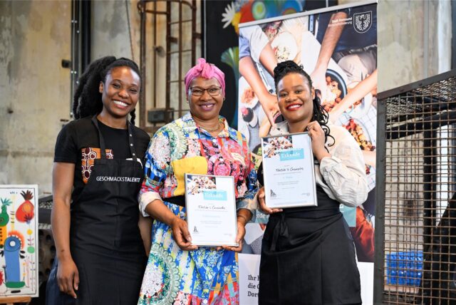 Die Schwestern Tabitha Tshimbalanga (l.) und Magali Tshitungu (r.) von „Tshitshi’s Casseroles“ freuen sich mit ihrer Mutter über den Hauptgewinn und Publikumspreis.
