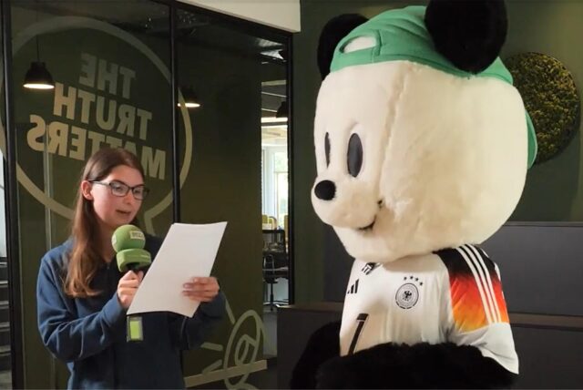 Der Panda im Deutschlandtrikot.