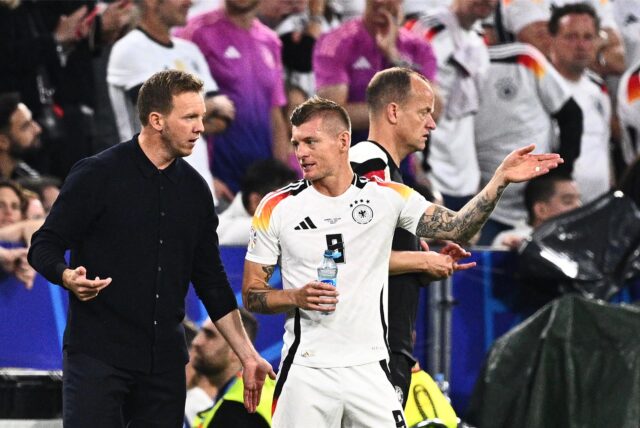 Bundestrainer Julian Nagelsmann beim Eröffnungsspiel der Fußball-Europameisterschaft 2024 zwischen Deutschland und Schottland an der Seitenlinie mit Toni Kroos.