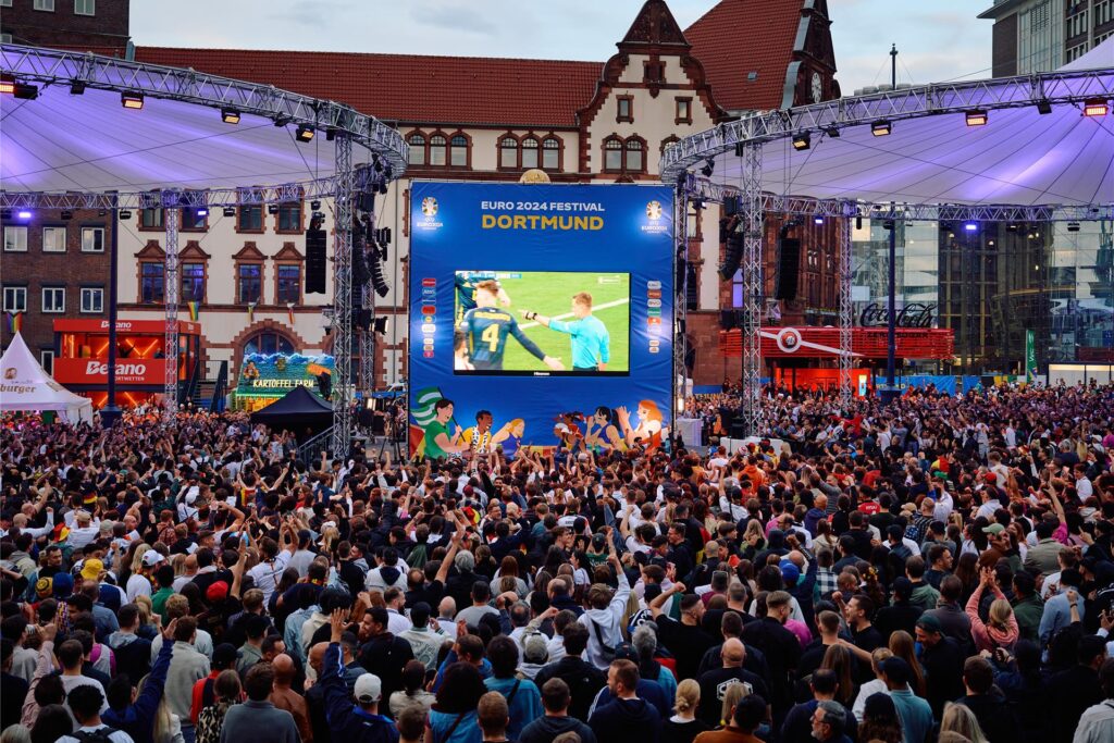 Fans verfolgen beim Public Viewing auf dem Friedensplatz in Dortmund das Eröffnungsspiel der Fußball-EM 2024 zwischen Deutschland und Schottland.