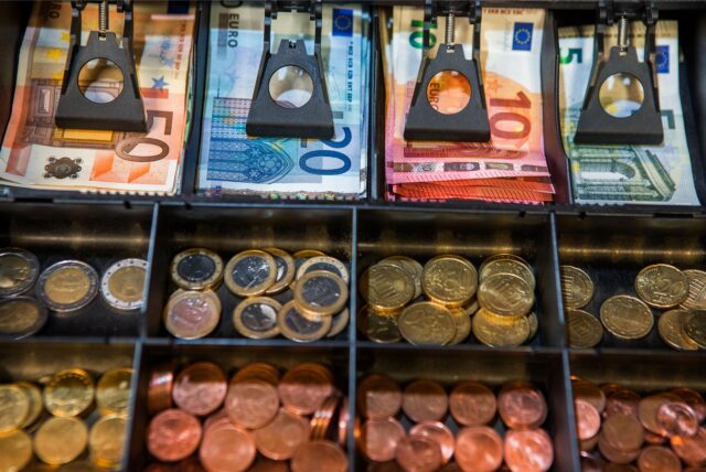 Im Gegensatz zu dieser Ladenkasse ist die Marler Stadtkasse nicht so gut gefüllt. Dennoch wurde der Haushalt 2024 jetzt unter Auflagen genehmigt.