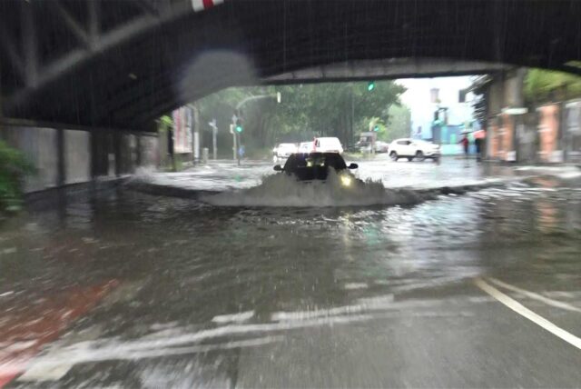 An der Unionstraße stand eine Unterführung unter Wasser. Trotzdem fuhren einige Autos durch.