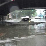 An der Unionstraße stand eine Unterführung unter Wasser. Trotzdem fuhren einige Autos durch.