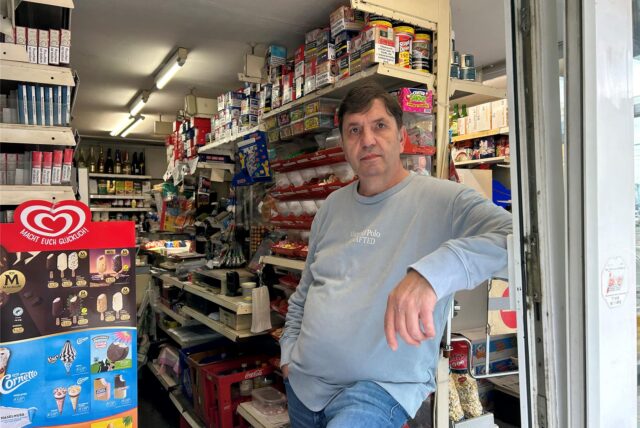 Dimitrios Tsanakas in seinem Kiosk.