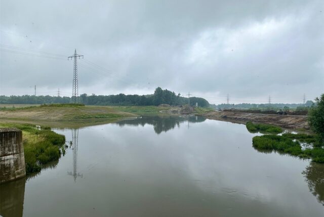Das Regenwetter von Dienstag hat am Mittwochmorgen die Emscher anschwellen lassen: Dem Ickerner Marc Frese fiel der hohe Wasserstand am Hochwasserrückhaltebecken am Morgen gegen 7.30 Uhr auf.