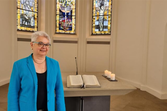 Pfarrerin Sabine Palluch steht vorm Altar in der Gustav-Adolf-Kirche in Recklinghausen.