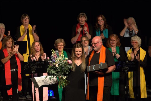 Detje Wilde, die das Amt erst vor zwei Jahren von Rainer Fercke übernommen hatte, und ihr Vater beim Schlussapplaus: Die Gospel Voices sangen ein beeindruckendes Konzert zum Jubiläum.
