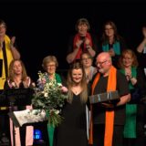 Detje Wilde, die das Amt erst vor zwei Jahren von Rainer Fercke übernommen hatte, und ihr Vater beim Schlussapplaus: Die Gospel Voices sangen ein beeindruckendes Konzert zum Jubiläum.