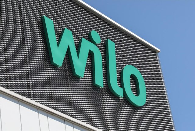 Das Unternehmenslogo von Wilo ist am Firmensitz in Dortmund zu sehen.