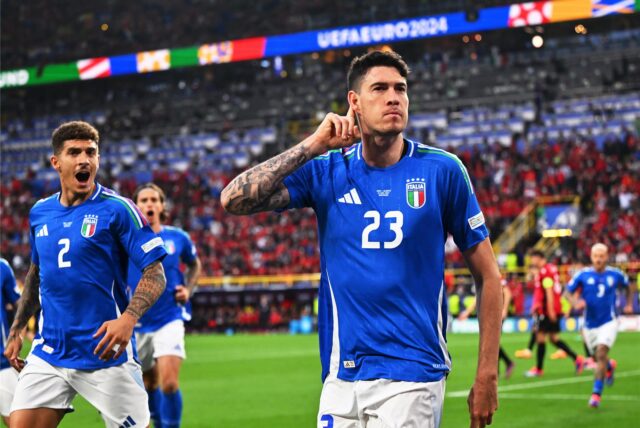Italiens Alessandro Bastoni (r) jubelt neben Teamkollege Giovanni Di Lorenzo über seinen Treffer zum 1:1 im EM-Spiel gegen Albanien.