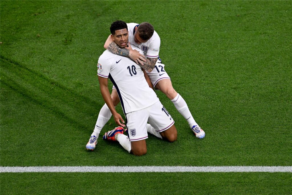 Englands Jude Bellingham jubelt nach seinem Tor zum 1:0 im EM-Spiel gegen Serbien mit Kieran Trippier.