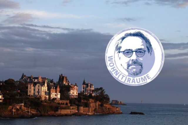 Häuser im bretonischen Küstenort Dinard leuchten im Licht der aufgehenden Sonne.
