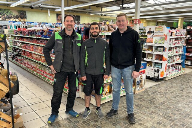 Die Marktleiter Mike Rimek (51, l.) und Markus Ettmann (48, r.) stehen mit dem Auszubildenden Hüseyn Aghayev (23, m.) im Raiffeisen-Markt in Haltern.