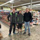 Die Marktleiter Mike Rimek (51, l.) und Markus Ettmann (48, r.) stehen mit dem Auszubildenden Hüseyn Aghayev (23, m.) im Raiffeisen-Markt in Haltern.
