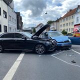 Auf der Kaiserstraße in Herten-Disteln sind zwei Pkw zusammengestoßen und stark demoliert. Die Polizei hat auf der Fahrbahn einige Stellen weiß markiert.