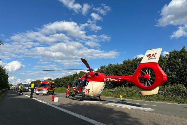 Der Rettungshubschrauber landete gegen 17.30 Uhr auf der Autobahn A2. Dann konnte er nicht wieder abheben wegen eines Defekts.