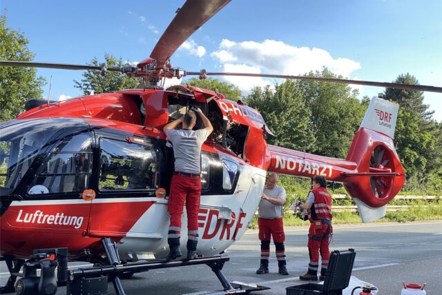 Techniker reparieren den Rettungshubschrauber Christoph Dortmund der DRF Luftrettung auf der A2.