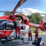Techniker reparieren den Rettungshubschrauber Christoph Dortmund der DRF Luftrettung auf der A2.