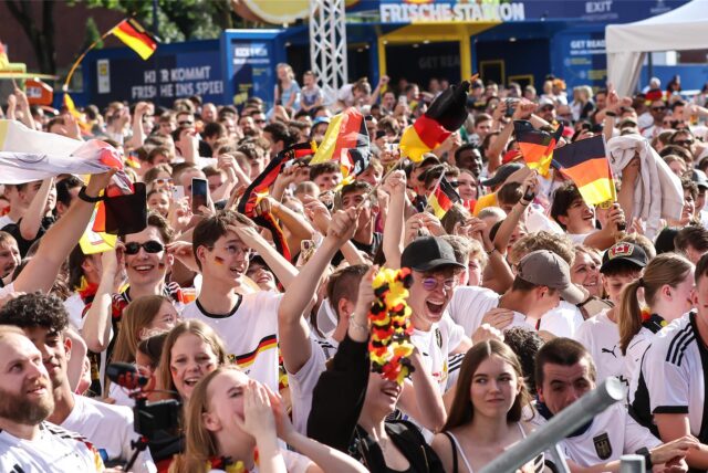 Feiernde Fans beim Public Viewing auf dem Friedensplatz.