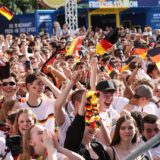 Feiernde Fans beim Public Viewing auf dem Friedensplatz.