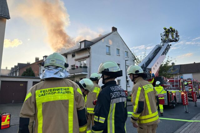 Ein Mehrfamilienhaus in Castrop-Rauxel steht in Flammen. Die Feuerwehr ist im Einsatz.