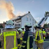 Ein Mehrfamilienhaus in Castrop-Rauxel steht in Flammen. Die Feuerwehr ist im Einsatz.