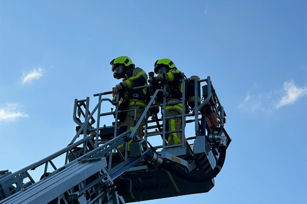 Die Feuerwehr war mit der Drehleiter beim Dachgeschossbrand im Einsatz. Die Feuerwehr war mit der Drehleiter beim Dachgeschossbrand im Einsatz.