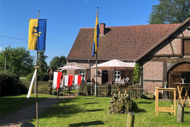 Mit Fahnen geschmücktes Heimathaus