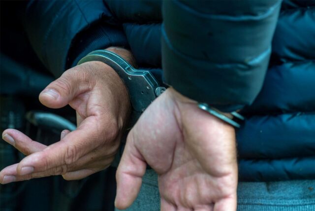 Ein Mann in Handschellen, Festnahme in Bottrop.
