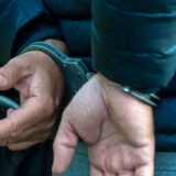 Ein Mann in Handschellen, Festnahme in Bottrop.