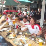 Georgische Fans trinken, essen und feiern am Alten Markt.