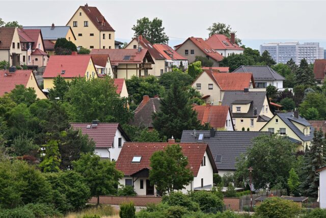 Häuser auf einem kleinen Berg.