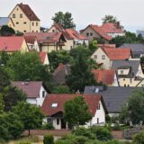 Häuser auf einem kleinen Berg.