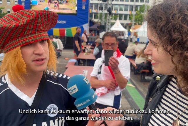 RN-Reporterin Viktoria Degner im Interview mit einem englischen Fußballfan – in schottischem Outfit.