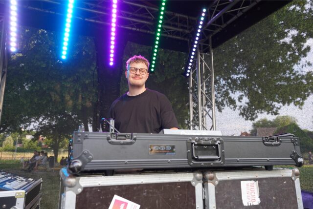 DJ Marlon Kindermann auf der Bühne bei den Park Beats