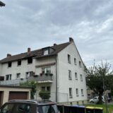 Ein Wohnhaus mit einem großen Brandloch im Dach.