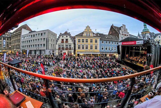 Das Open-Air-Konzert der Neuen Philharmonie Westfalen auf dem Altstadtmarkt in Recklinghausen